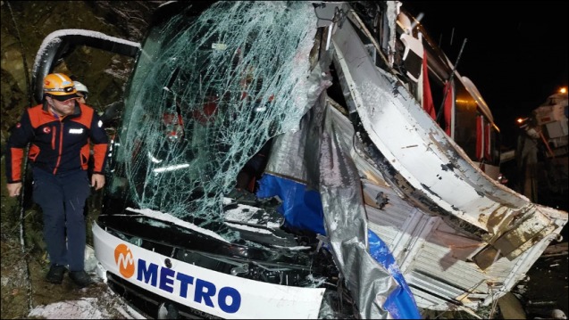 Şehirlerarası yolcu otobüsü kaza yaptı