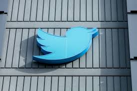 Bir kız acil servisi aradı ve yatağının altında garip sesler duyduğunu söyledi