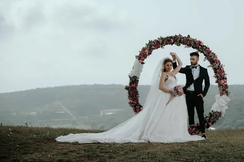 Düğünde, gelinin elbisesinin altında bir şey hareket etmeye başladı