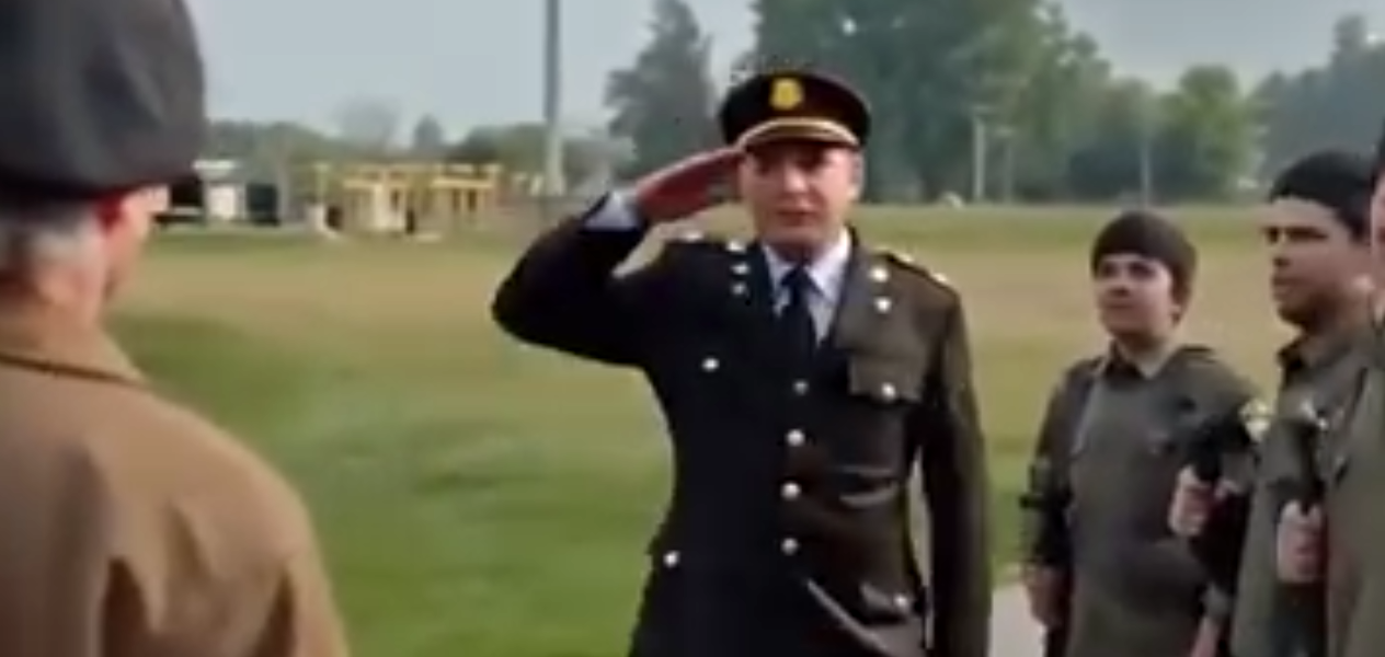 ASKERLER ÜS KAPISINDAKI YAŞLI ADAMLA ALAY ETTI