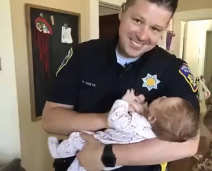 Bu polis memuru görev başındayken çöp kutusundaki bir bebeği kurtardı