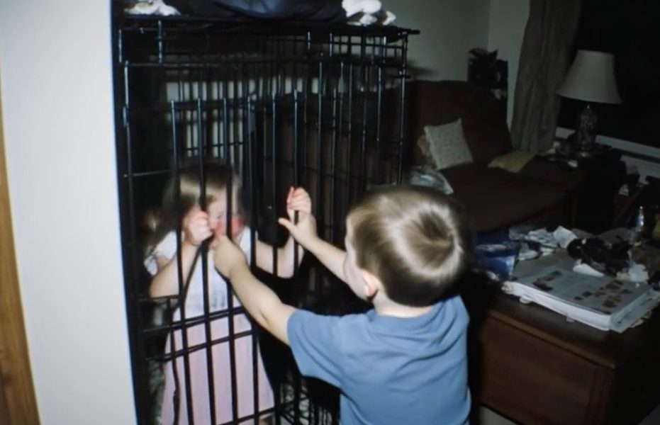 EVE GELDİĞİMDE KIZIMI KÖPEK KAFESİNDE KİLİTLİ BULDUĞUMDA VE BAKICI DA BUNDAN KURTULMADI