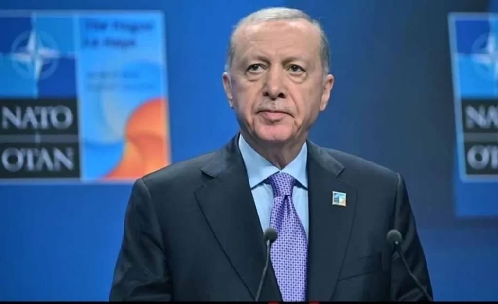 Hastaneye kaldırıldı.Ak partililer hastaneye hücum etii