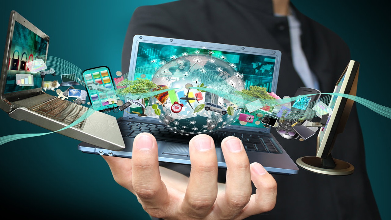 Kaldırımda beyaz elbisesiyle bir küçük kız