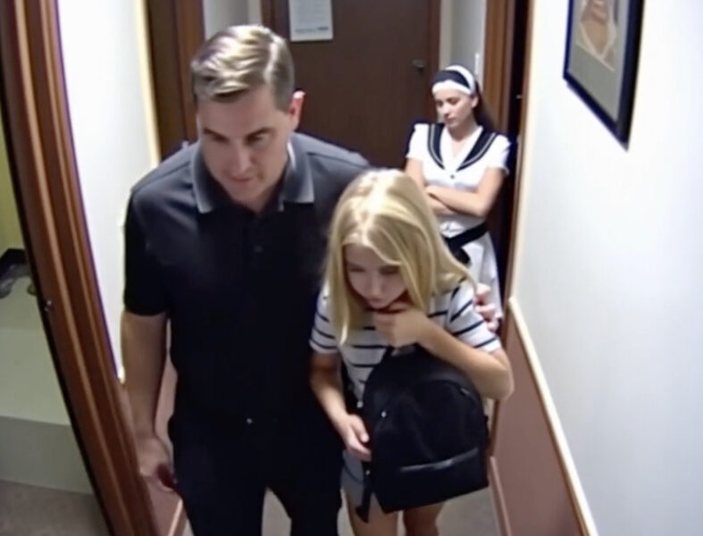 Bir otel hizmetçisi her gece