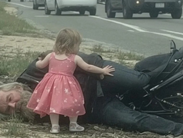 Prenses elbiseli küçük kız