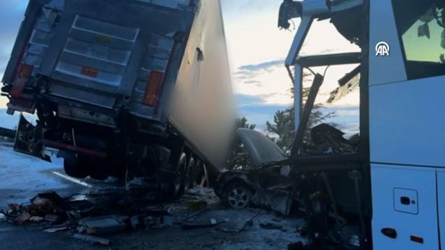 Yolcu Otobüsü Zincirleme Kazaya Karıştı