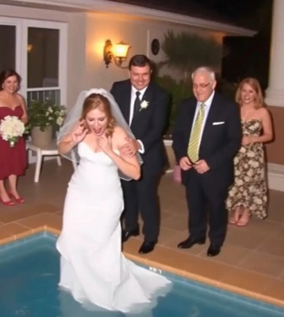 Düğün günümüzde beni havuza itti.