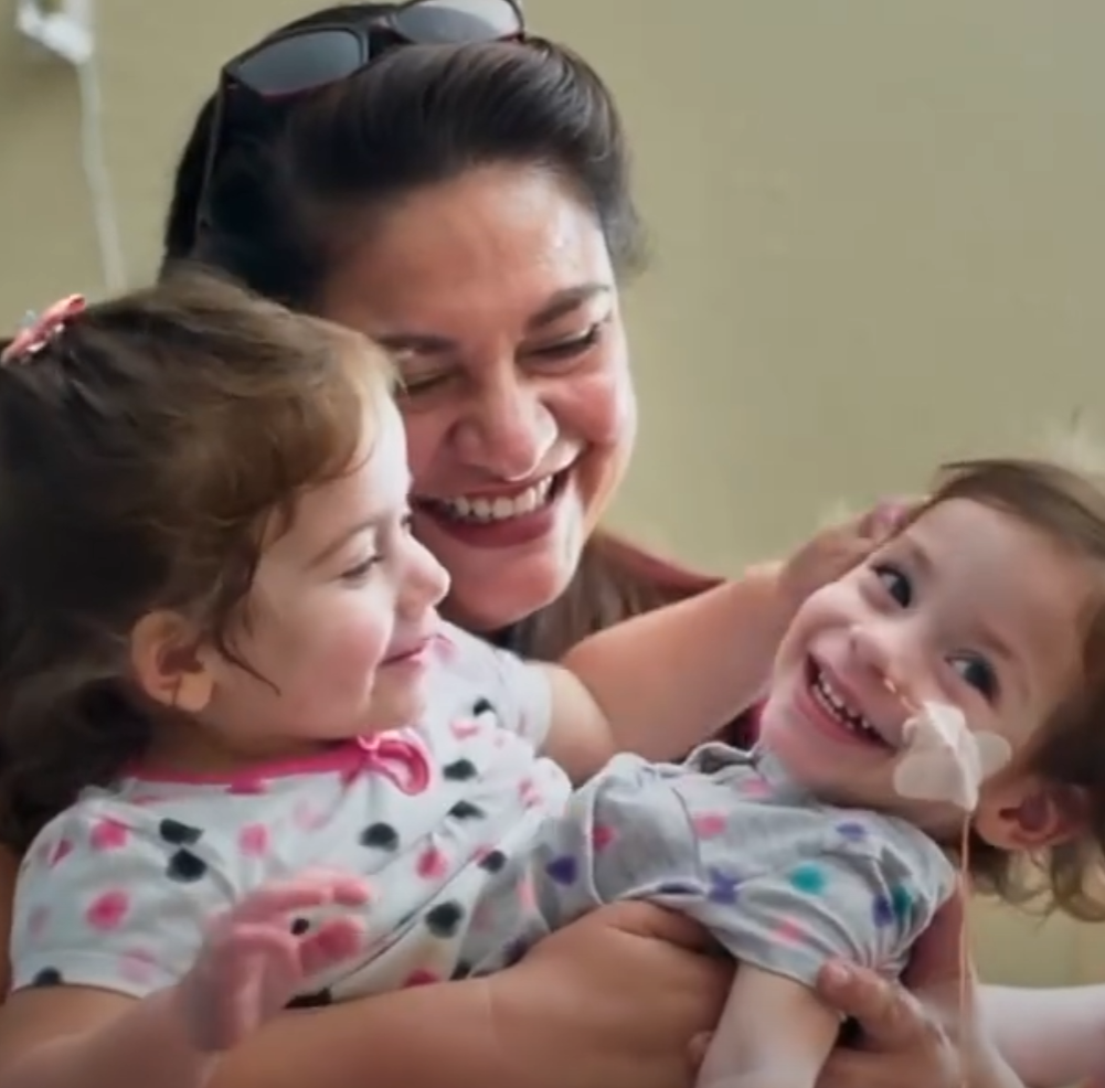 İkiz kız kardeşler