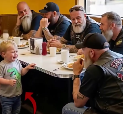 Küçük bir çocuk çekinerek motosikletçilerin