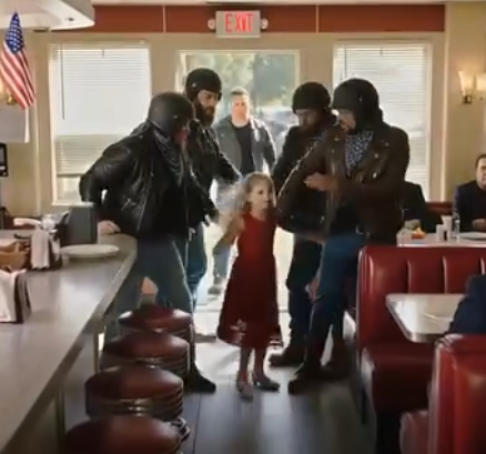 Küçük bir kız motosikletçilere koşarak ağlayarak