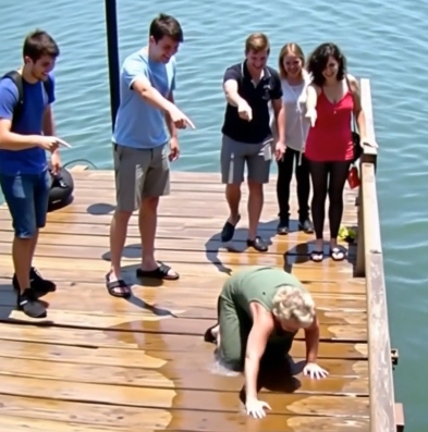 Torunum beni bir göle itti ve boğulurken güldü