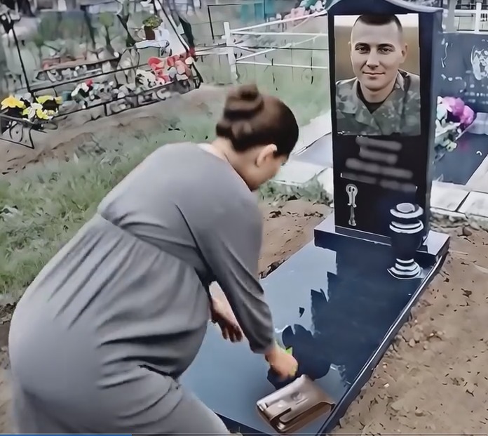 Hamile bir kadın kocasının mezarının önünde durur…