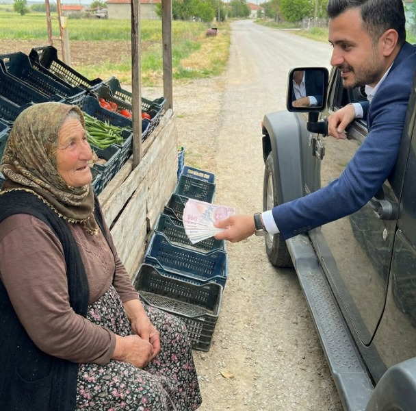 Köy yolunun kenarında