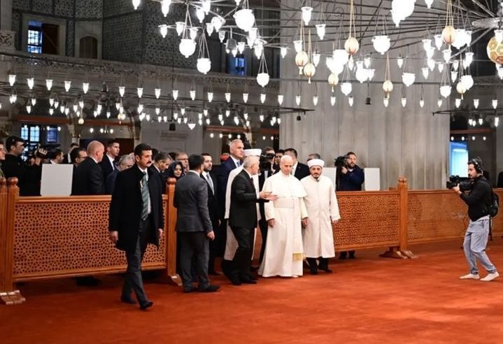 Papa Camide Bakın Ne Yaptı