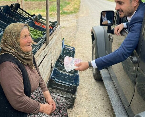 Köy yolunun kenarında
