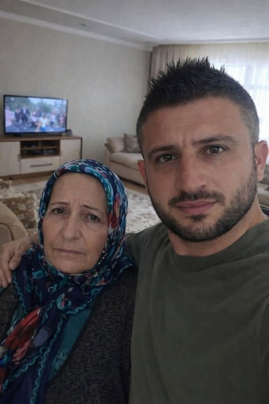 Eve geldim bir baktım annemin moreli bozuk