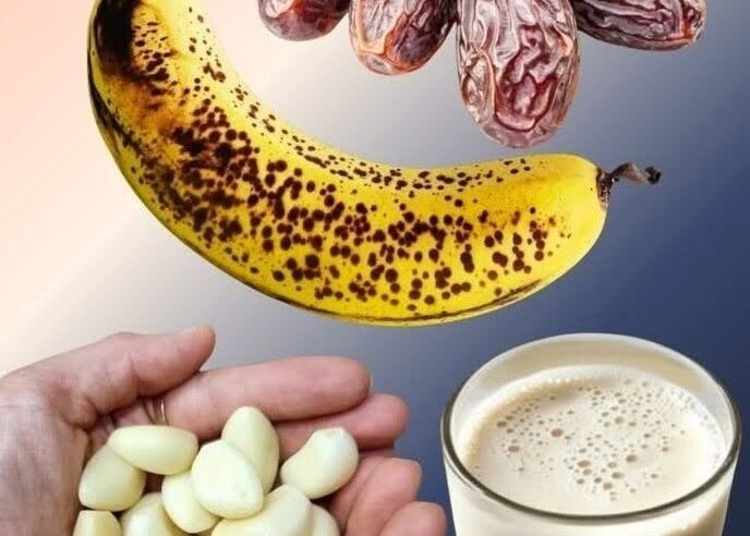 Muz, sarımsak ve hurmayı karıştırın