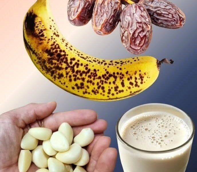 Muz, sarımsak ve hurmayı karıştırın