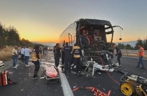 TEM’de yolcu otobüsü ile soğan yüklü kamyon çarpıştı