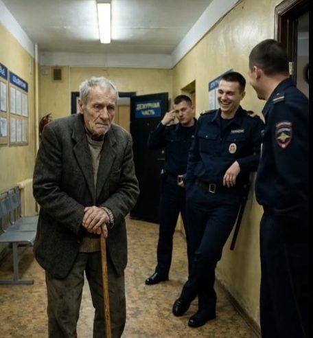 Polis karakolunda 80 yaşındaki bir adama