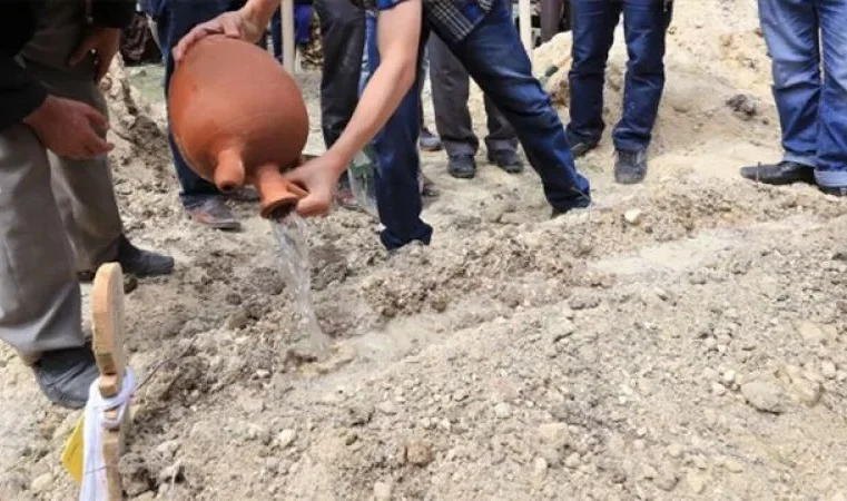 Mezara Neden Su Dökülür