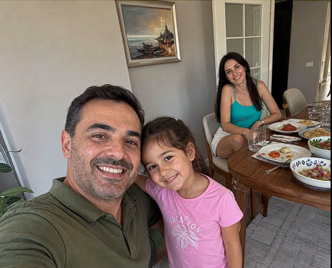 5 Yaşındaki Kızım, Eşimin İş Arkadaşına “Neden Babamın Banyosundaki Sabun Gibi Kokuyorsun?” Diye Sordu — Kadın Bir Anda Kaçıp Gitti