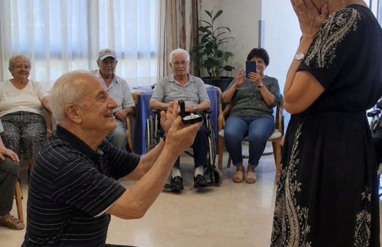 Huzurevindeki 89 Yaşındaki Bir Adam Herkesin İçinde Diz Çöküp Bana Evlenme Teklif Etti – Neden Beni Seçtiğini Açıklayana Kadar Bunun Sadece Bir Şaka Olduğunu Sandım.