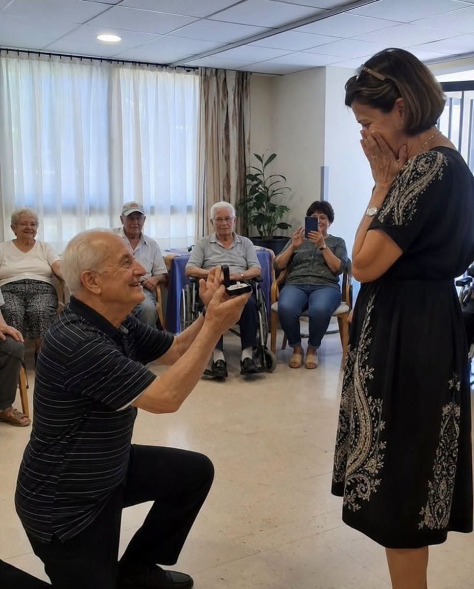 Huzurevindeki 89 Yaşındaki Bir Adam Herkesin İçinde Diz Çöküp Bana Evlenme Teklif Etti – Neden Beni Seçtiğini Açıklayana Kadar Bunun Sadece Bir Şaka Olduğunu Sandım.