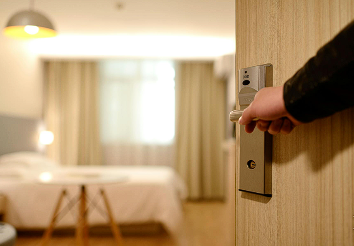 Kilitli Banyo Kapısının Arkasındaki Sır: “Lütfen Ceketimi Çıkarma”
