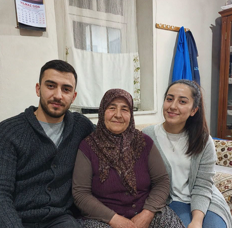 Köydeki evimde tek başıma yaşıyordum